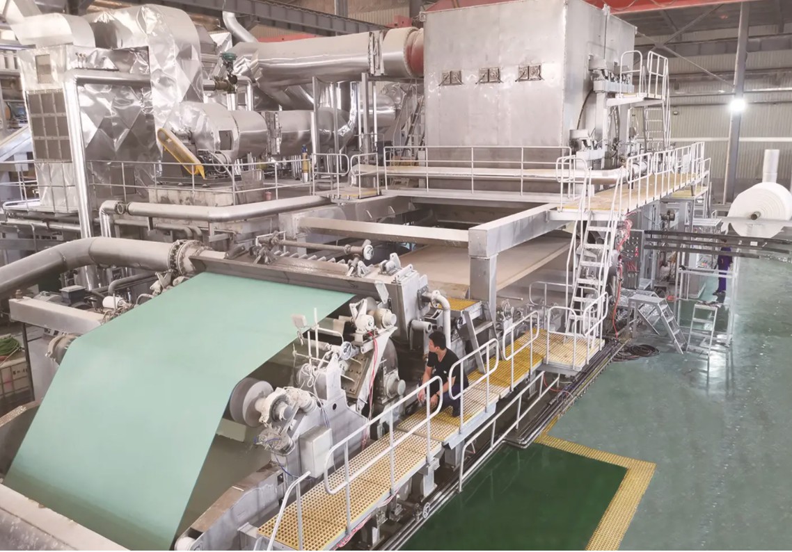 3000 毫米/1500 米/分钟的新月形成型纸机纸巾生产线整套设备，适用于造纸厂项目。